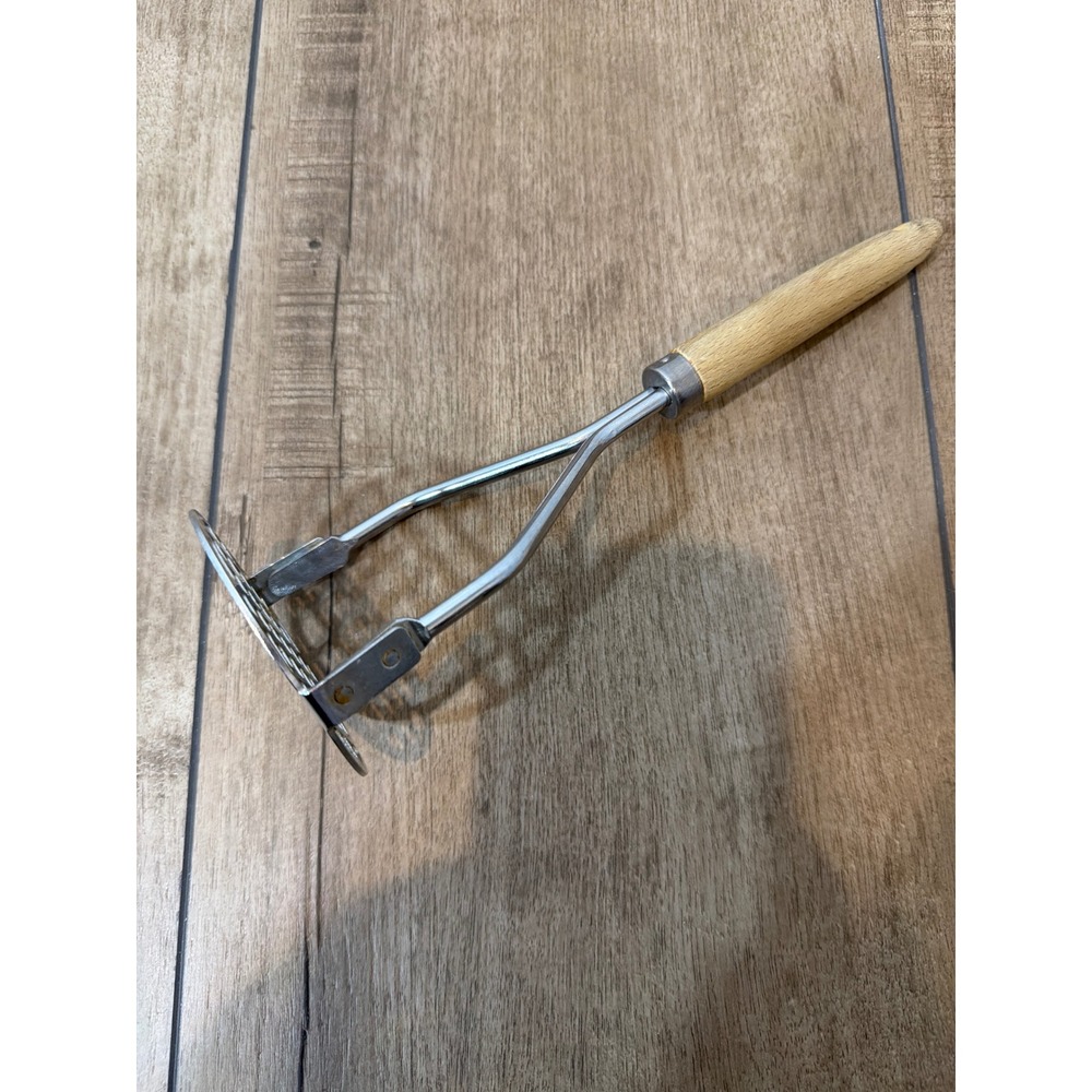 Vtg Primitve Round Potato Vegetable Masher w/Wooden Handle & Stainless Steel 705